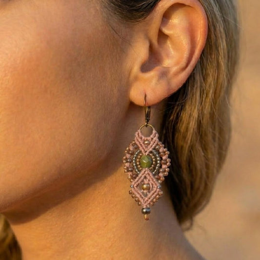 עגילי מקרמה אינקה ורוד עתיק עם חרוזי זכוכית על אוזן דוגמנית באור טבעי