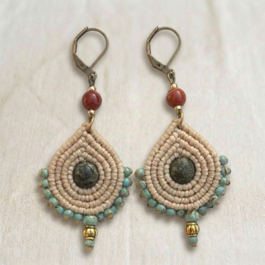 עגילי מקרמה טיפה בז' טבעי צילום זוג מלא המדגיש את אריגת המקרמה והאבן המרכזית