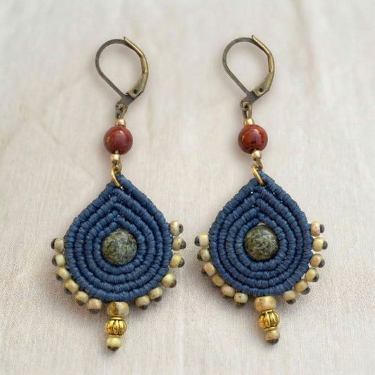 עגילי מקרמה טיפה כחול צילום זוג מלא על בד בהיר בגוונים טבעיים