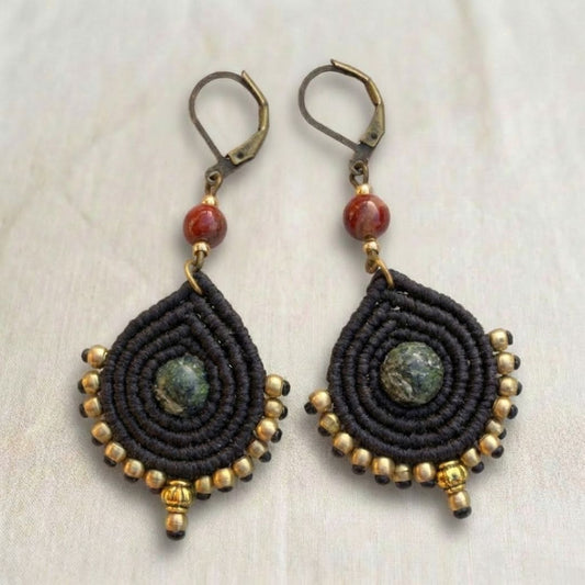 עגילי מקרמה טיפה שחור עם אבני ג'ספר וחרוזי בראס צילום זוג מלא על בד בהיר