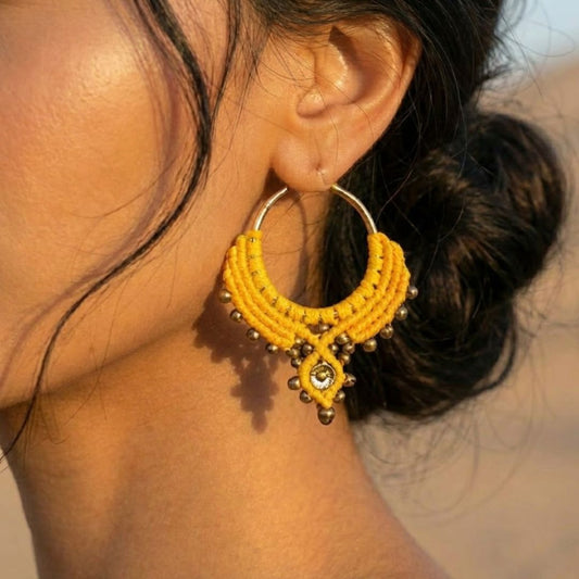 עגילי מקרמה הודו צהוב תקריב חישוק סטיינלס סטיל מוזהב עטוף מקרמה עם חרוזי מיוקי זהובים וחרוזי בראס