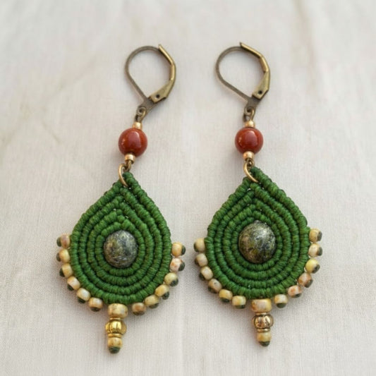 עגילי מקרמה טיפה ירוק צילום זוג מלא המדגיש את צורת הטיפה והאבן המרכזית