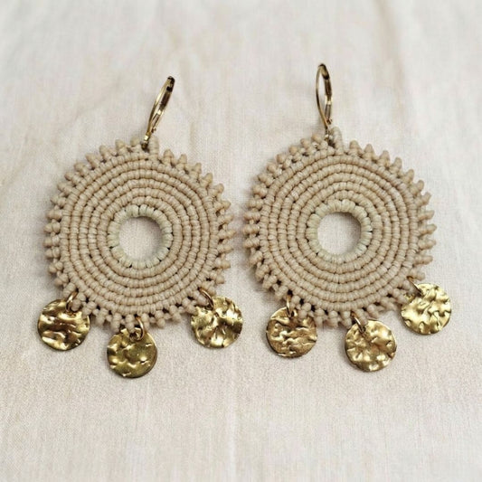 עגילי מקרמה סהרה בז טבעי זוג מלא על רקע בד טבעי, עיצוב עגול עם חור מרכזי ומטבעות מוזהבים בתחתית