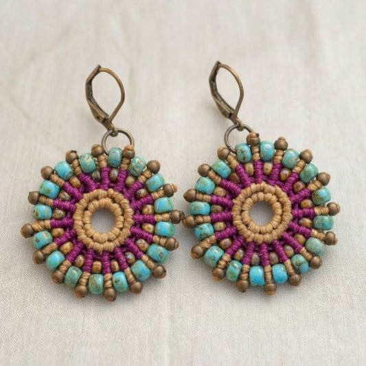 עגילי מקרמה מנדלה טורקיז וסגול עם חרוזי טורקיז על בד פשתן בהיר