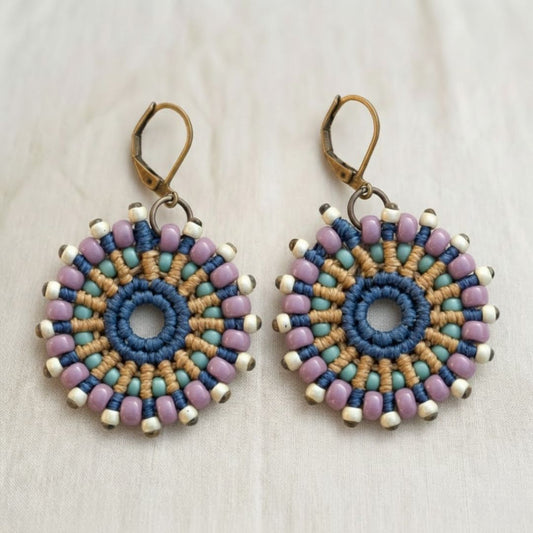 עגילי מנדלה מקרמה כחול וסגול עם חרוזי זכוכית על בד פשתן בהיר