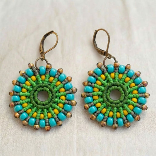 עגילי מקרמה מנדלה טורקיז וירוק עם חרוזי זכוכית על בד פשתן בהיר