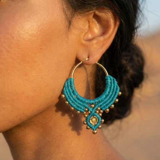 עגילי מקרמה הודו טורקיז תקריב חישוק סטיינלס סטיל מוזהב עטוף מקרמה עם חרוזי מיוקי זהובים וחרוזי בראס