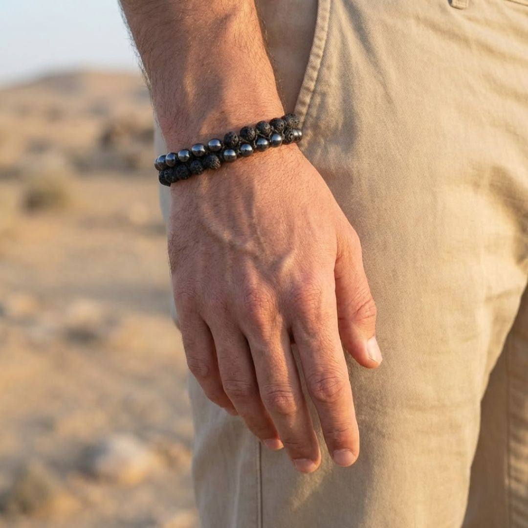צמיד אבני חן לגבר עם בזלת והמטייט על פרק יד גברית במדבר, סריגת מקרמה שחורה ואבנים כהות