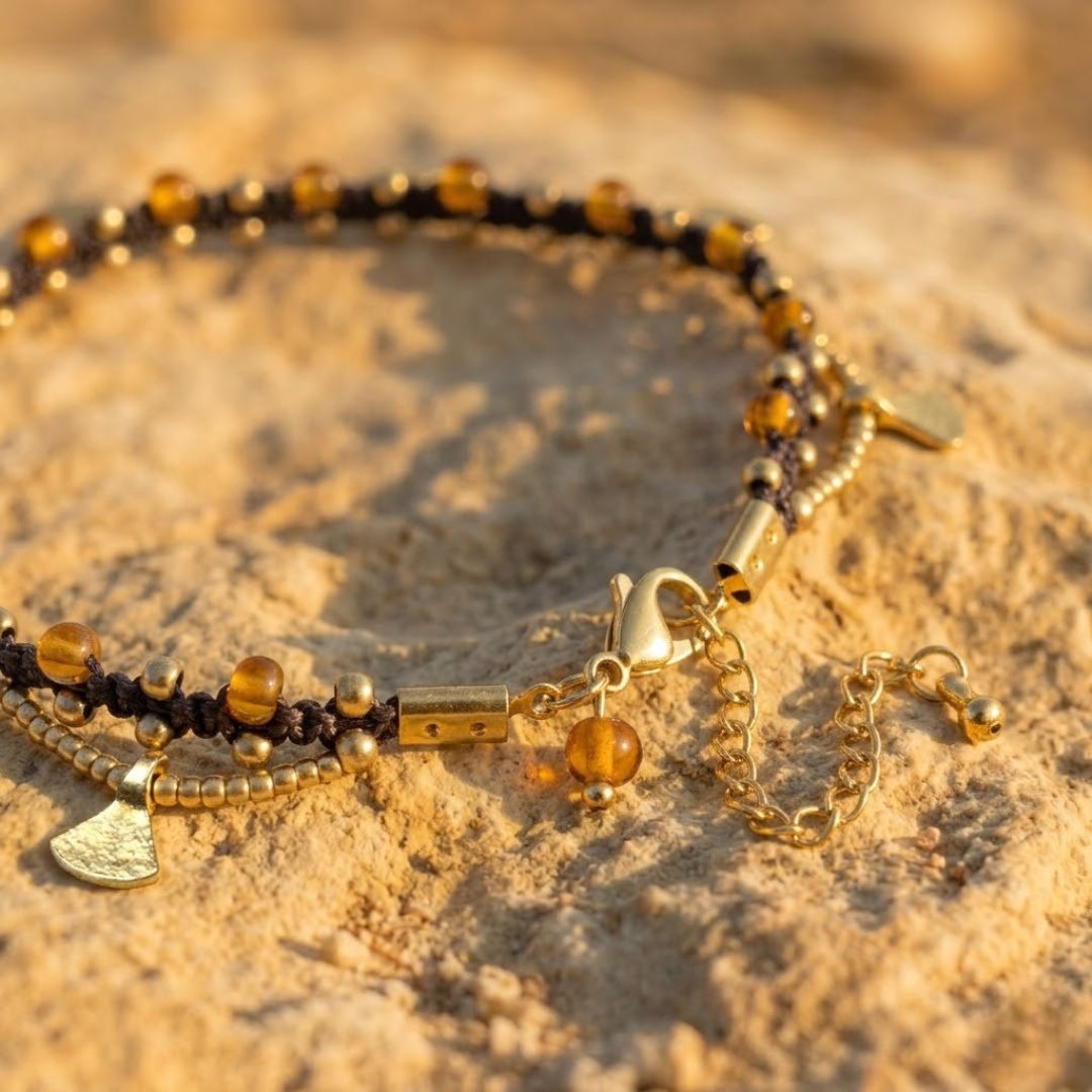 סוגר ושרשרת הארכה מוזהבים של צמיד רגל פושקר חום עם חרוז זכוכית חומים ואלמנטים מבראס