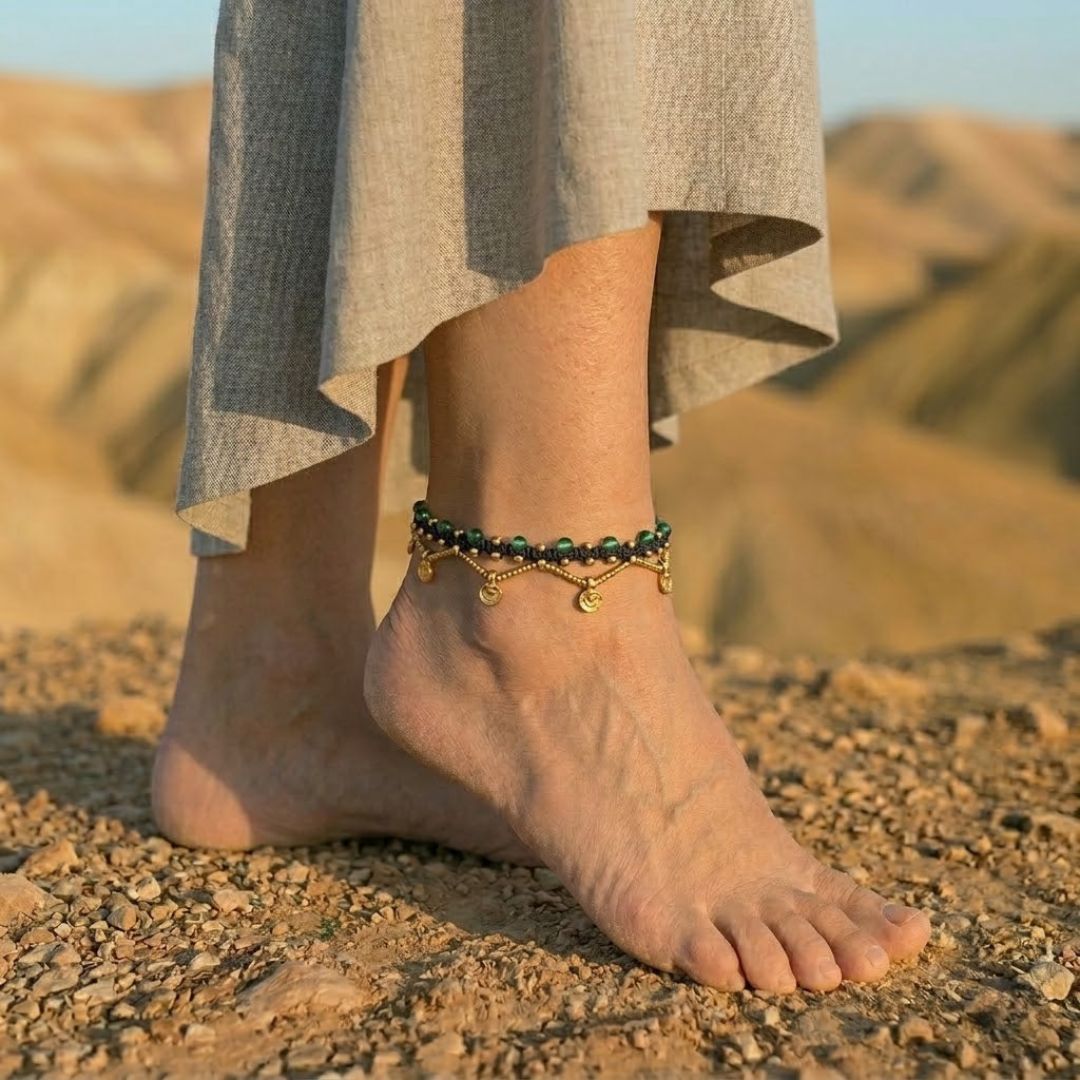 צמיד רגל פושקר כחול כהה עם חרוזי זכוכית טורקיז ושרשרת תליוני בראס עדינים על הקרסול