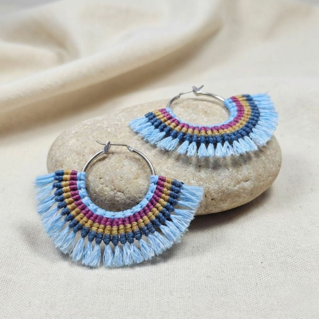 עגילי מקרמה אפריקה תכלת עם פרנזים על חישוק כסף בזווית אלכסונית על אבן טבעית