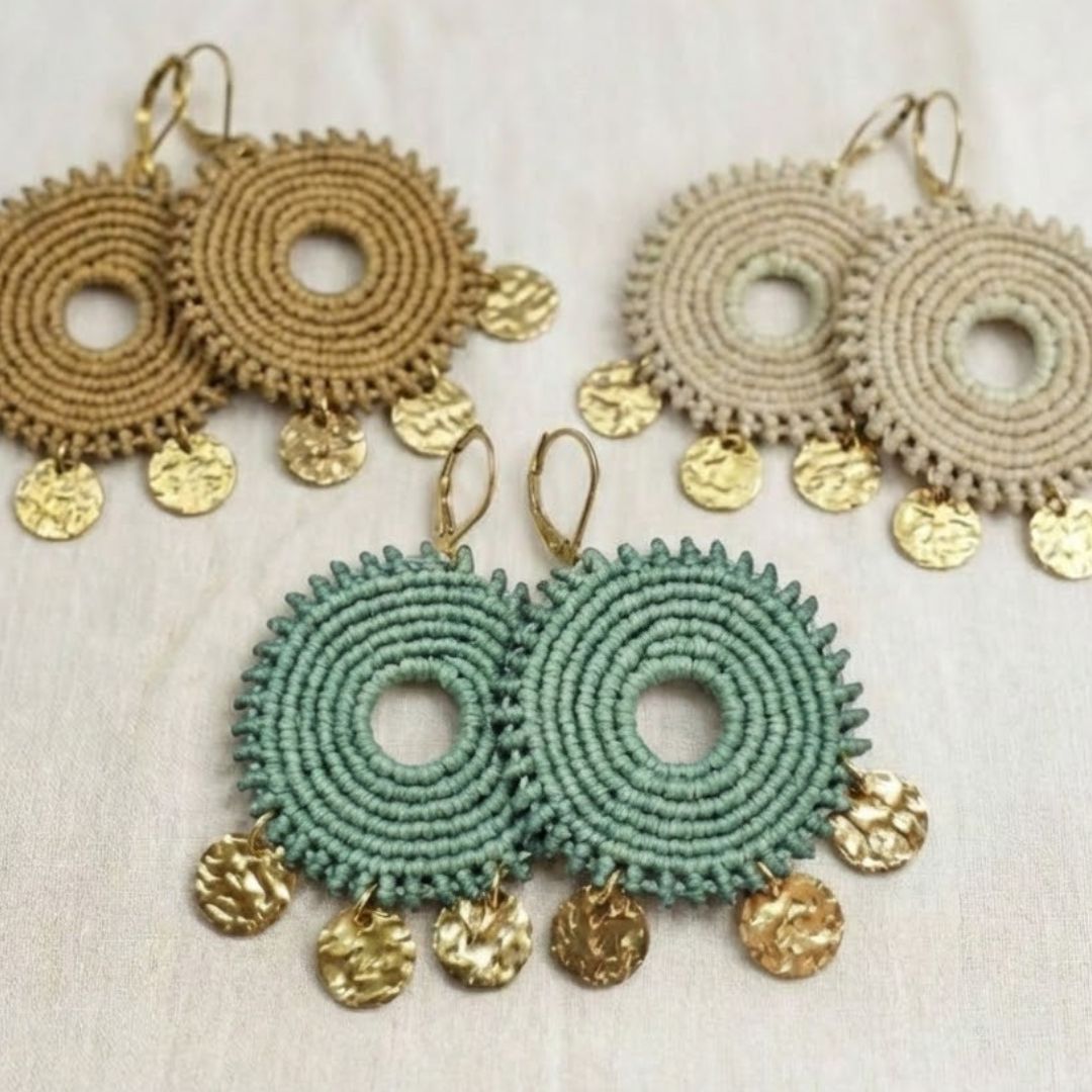 עגילי מקרמה סהרה ירוק מרווה לצד וריאציות צבע נוספות, עיצוב עגול עם מטבעות מוזהבים בתחתית