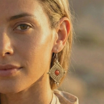 עגילי 'הופי' קאמל וג'ספר אדום